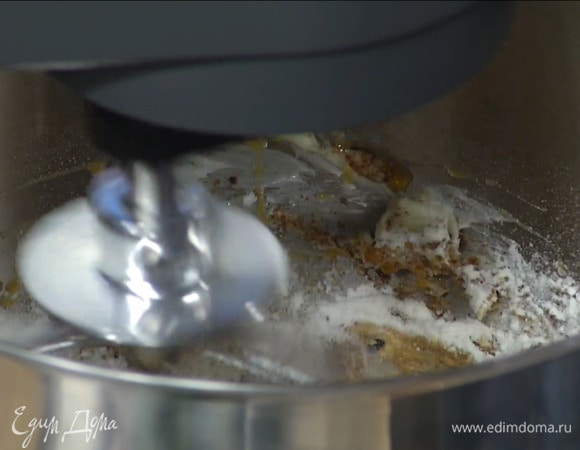 Яйцо и желток размешать вилкой и добавить к маслу, затем по 1 ст. ложке всыпать муку, разрыхлитель, влить ванильный экстракт и продолжать вымешивать.