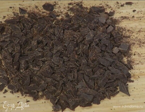 Шоколад порубить ножом в маленькие кусочки, добавить в тесто и вымешать.