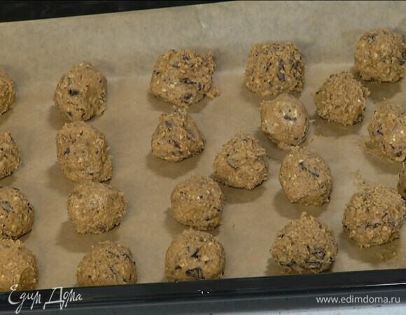 Сформировать из теста шарики, выложить на выстеленный бумагой для выпечки противень и отправить в морозильник на 20–30 минут.