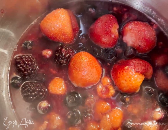 Приготовить сироп: клубнику, удалив плодоножки, выложить в глубокую кастрюлю, добавить остальные ягоды, всыпать 1 ст. ложку сахарной пудры, влить немного воды и довести до кипения.