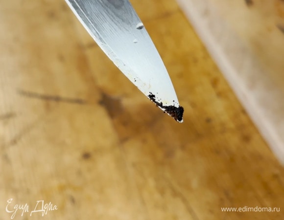 Зерна ванили вынуть, а сам стручок отправить в кастрюлю с ягодами и немного потомить все на маленьком огне.