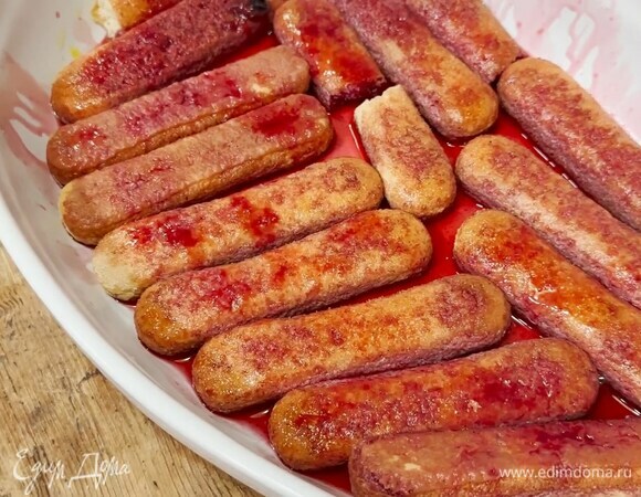 Печенье выложить в один слой на дно керамической формы, через сито полить ягодным сиропом и дать постоять.