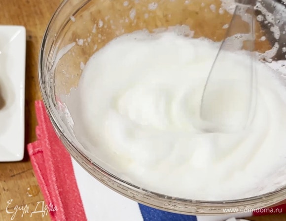 Отделить белки от желтков, белки взбить блендером с насадкой-венчиком в крепкую пену.