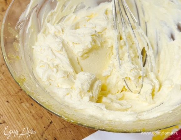 К желткам добавить оставшуюся сахарную пудру и взбить блендером с насадкой-венчиком, добавить маскарпоне и перемешать венчиком, затем вмешать венчиком взбитые белки.