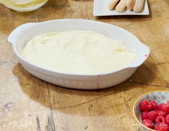 Сливочную массу выложить на пропитанное печенье и разровнять.