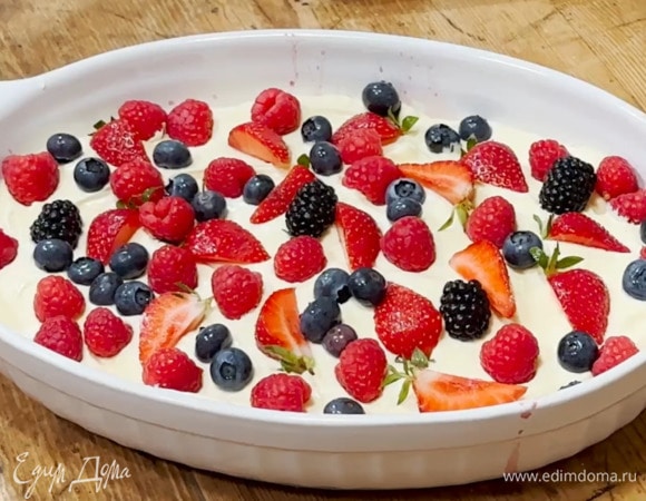 Крупные ягоды разрезать, мелкие оставить целыми и украсить тирамису.