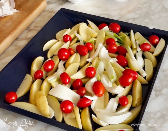 Фенхель нарезать крупной соломкой и выложить на картофель, сверху разложить помидоры черри, все посолить и полить оливковым маслом.