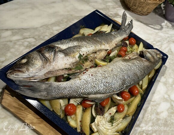 В брюшки сибаса вложить начинку, полить сверху вином, накрыть фольгой и отправить в разогретую духовку на 10 минут, затем снять фольгу, понизить температуру до 180°С и запекать еще 50 минут.