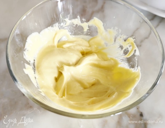 Приготовить майонез: из половинки лимона выжать сок, добавить горчицу, желток, влить все масло, уксус, посолить и взбить погружным блендером.