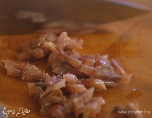 Анчоусы мелко порубить и добавить в майонез, всыпать листья тимьяна и все перемешать.