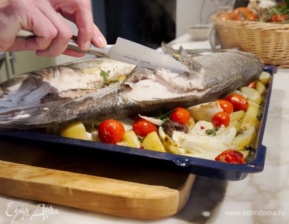 Подавать рыбу с овощами и анчоусным майонезом.