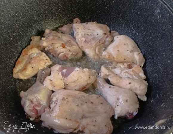 Кусочки курицы посолить, поперчить и обжарить в оливковом масле со всех сторон. Отложить.