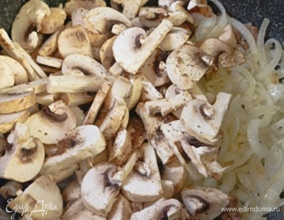 В этом же сотейнике обжарить лук до прозрачности. Добавить грибы и обжарить их до золотистого цвета. Продолжая жарить, посыпать овощи смесью муки и сухого чеснока, перемешать.