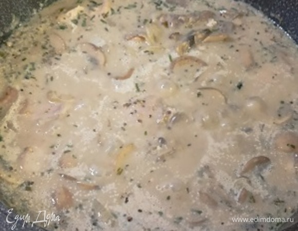 Осторожно влить горячий бульон или воду, сливки, добавить дижонскую горчицу и вернуть кусочки курицы в сотейник. Добавить сухой тархун (эстрагон), довести до кипения, убавить нагрев и тушить 20 минут или дольше до готовности курицы. Эстрагон можно заменить любой другой пряной травой, сухой или свежей: тимьяном, укропом, шнитт-луком.