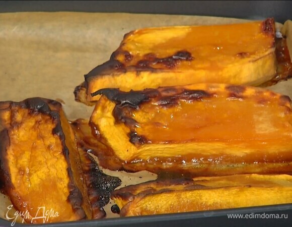 Тыкву почистить, крупно порезать, выложить в небольшой противень, выстеленный бумагой для выпечки, посолить, полить медом и запекать в разогретой духовке до появления карамельной корочки.