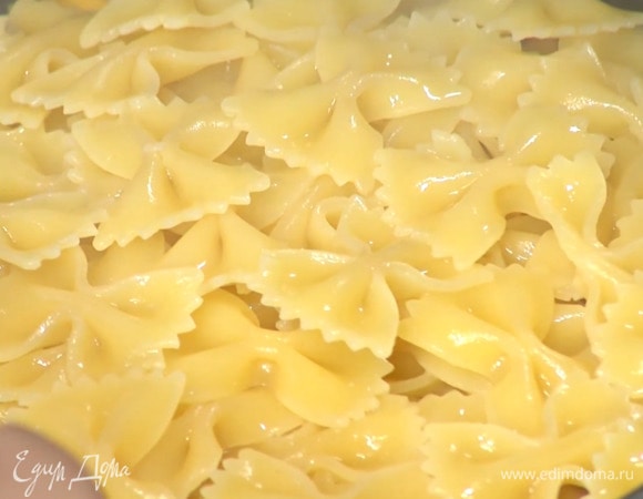 Макароны отваривать в подсоленной воде на пару минут меньше, чем указано на упаковке.