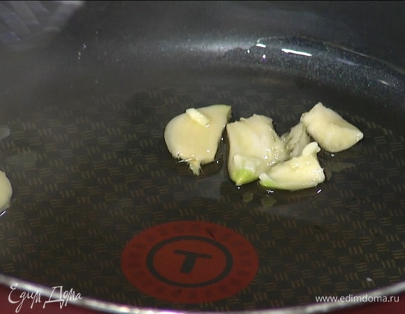 Чеснок почистить, раздавить плоской стороной ножа, удалить горькую сердцевину и обжарить на разогретом в глубоком сотейнике оливковом и сливочном масле.