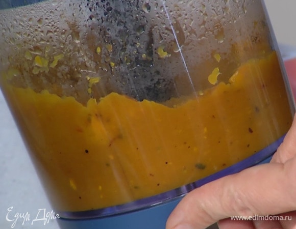 Запеченную тыкву измельчить в блендере в пюре, затем влить половник воды, в которой варится паста, и взбить все в однородную массу.