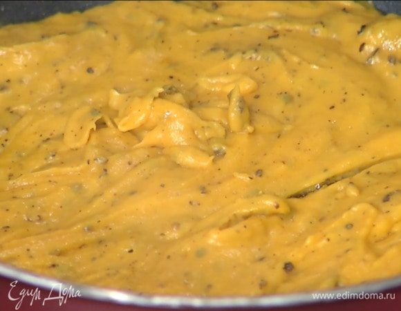 Вынув чеснок из сотейника, выложить в него тыквенное пюре и, помешивая, прогреть, затем всыпать кориандр, половину черного перца и перемешать.