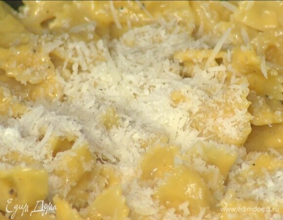 Фарфалле переложить в сотейник с тыквой и перемешать, затем всыпать пекорино и половину пармезана, влить еще пару половников воды, в которой варились макароны, и еще раз перемешать.