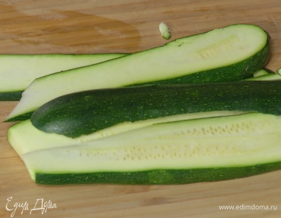 Цукини нарезать вдоль пластинами.