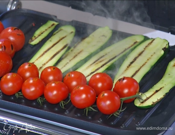 Цукини и помидоры на веточках пожарить на разогретом гриле.