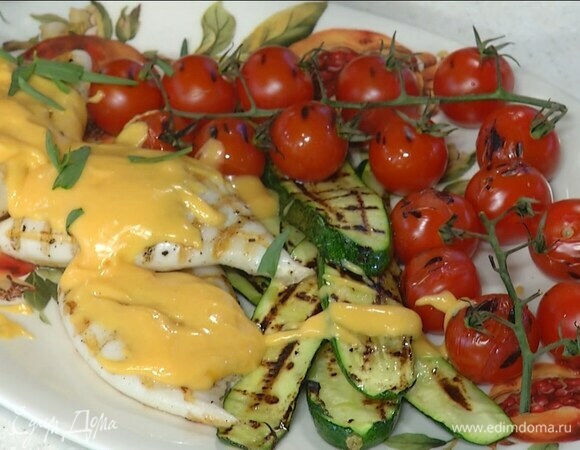 Подавать кальмаров с овощами и соусом голландез, посыпав порванным руками тархуном.