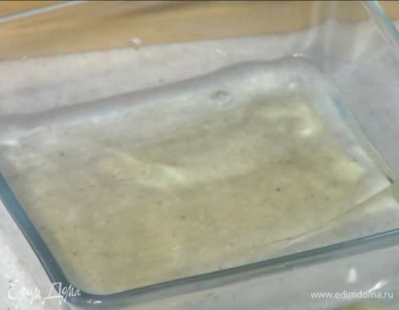 Желатин замочить в холодной воде и дать постоять минут 10, затем промокнуть бумажным полотенцем.