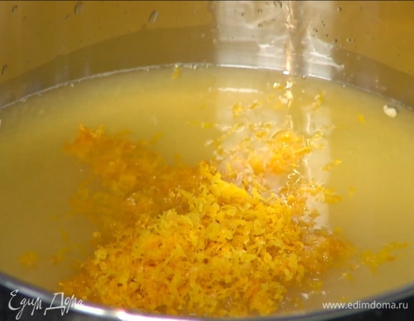 Цедру одного апельсина натереть на мелкой терке, выжать 60–80 мл сока, затем соединить сок и цедру, добавить сахар и сварить сироп.