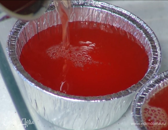 Процедить цитрусовую смесь через сито, разлить в небольшие формочки и отправить в холодильник на 2 часа.