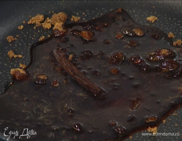 Стручок ванили разрезать пополам, срезать зерна и отправить все в сковороду, всыпать мусковадо, влить 1 ст. ложку воды и, помешивая, приготовить карамель.