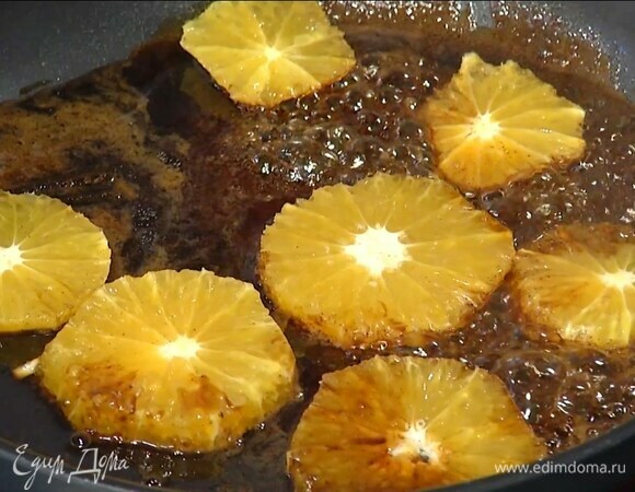 Оставшийся апельсин, срезав кожуру, нарезать поперек кружками, выложить в сковороду и закарамелизировать с двух сторон, прогреть еще немного, а затем переложить на тарелку.