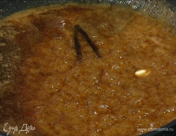 В сковороду с карамелью добавить сливочное масло и, помешивая, дать ему раствориться, затем удалить стручок ванили, перелить соус в стеклянную посуду и убрать в холодильник.