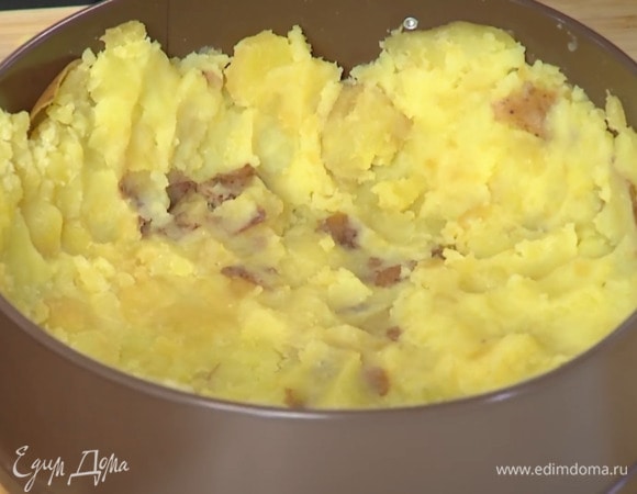 Корж посолить, поперчить и сбрызнуть оливковым маслом.