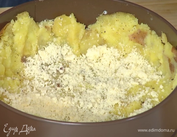 Пармезан натереть на мелкой терке и посыпать картофель.