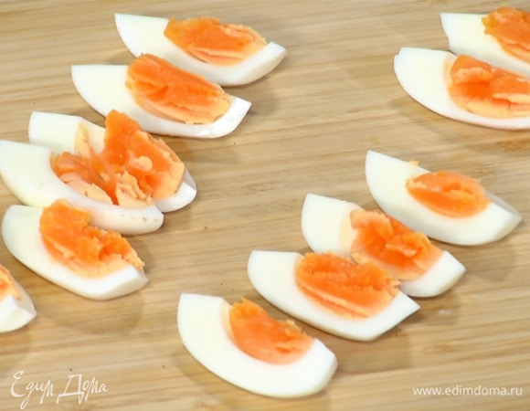 Яйца отварить вкрутую, затем почистить и разрезать вдоль на 4 части.