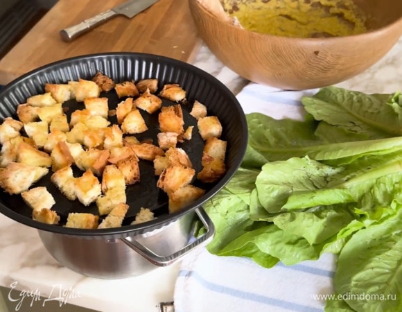 Хлеб нарезать небольшими кусочками, выложить в форму, сбрызнуть оливковым маслом и запечь в разогретой духовке.