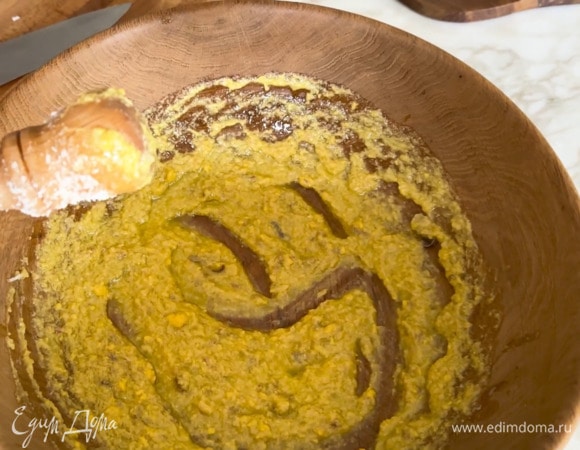 Приготовить заправку: в глубокую миску выложить вареные желтки, чеснок, анчоусы и все размять толкушкой, затем добавить горчицу, оливковое масло Extra Virgin, сок лимона и пармезан, все посолить и еще раз растереть.