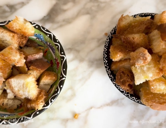 Перед подачей добавить в салат крутоны и все перемешать.