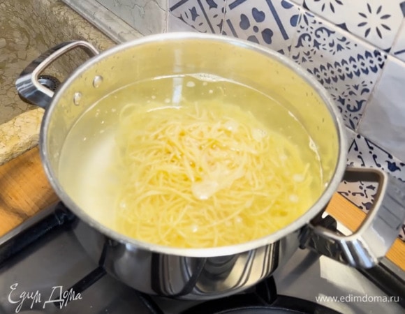 Лапшу отварить в кипящей подсоленной воде, затем воду слить и сохранить.