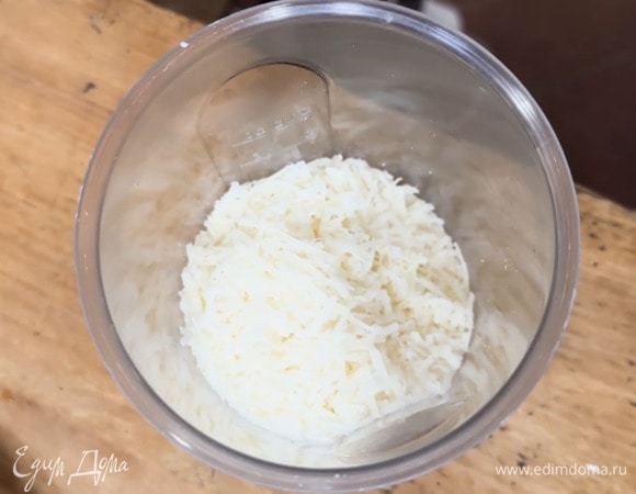 Пармезан и пекорино по отдельности натереть на мелкой терке.