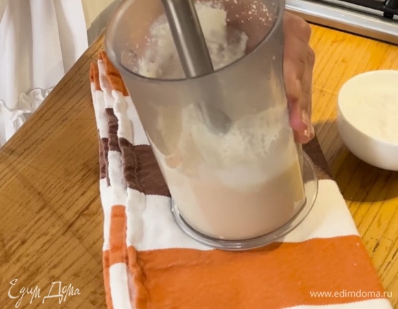 В стакан для взбивания выложить весь натертый пекорино и большую часть пармезана, влить 1 половник воды, в которой варились макароны, и взбить все погружным блендером.