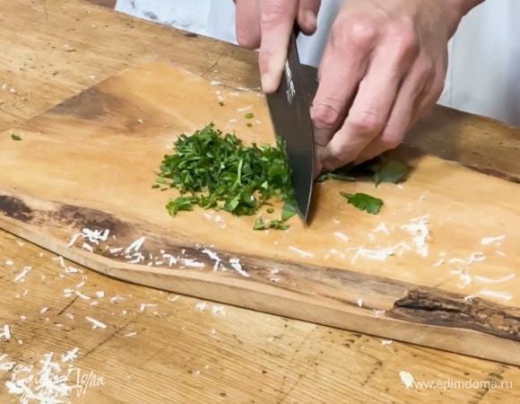 Листья петрушки мелко порубить.
