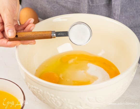 Разбейте яйца в отдельную миску, добавьте к ним два вида сахара. Взбейте массу до пышной пены.