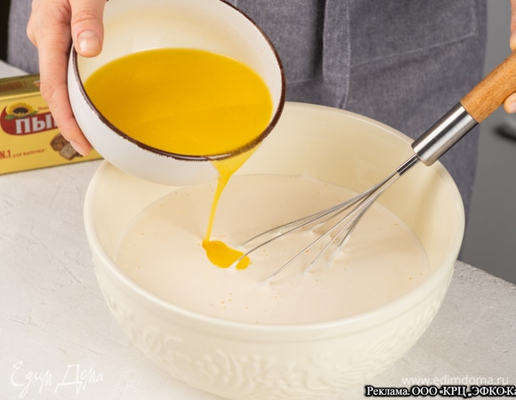 Тонкой струйкой влейте маргарин «Пышка» к яйцам, не прекращая взбивать смесь.