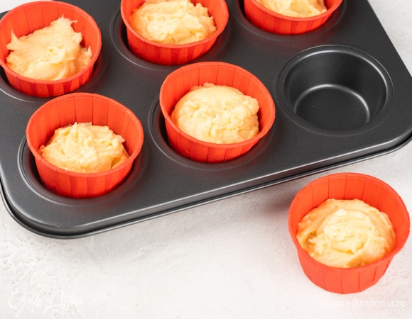 Выложите тесто в формы для капкейков на ⅔ объема.