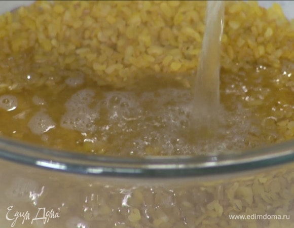 Булгур залить горячим бульоном, затянуть пленкой и дать постоять.