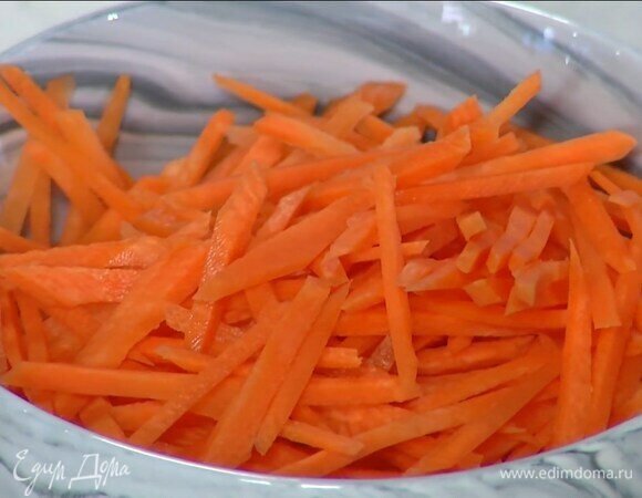Морковь почистить и нарезать тонкой соломкой.