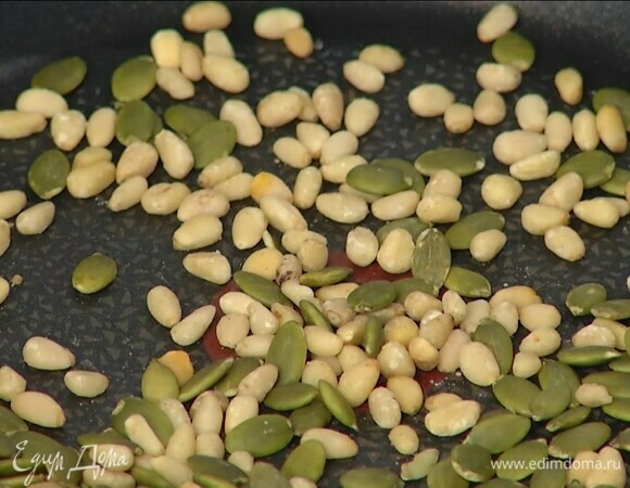 Кедровые орехи и тыквенные семечки подсушить на разогретой сковороде.