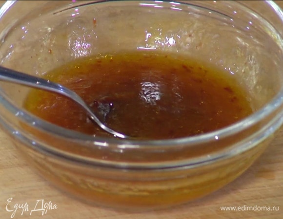 Приготовить заправку: в небольшую пиалу выжать сок лайма, влить рапсовое масло, соевый соус, хойсин и все перемешать.